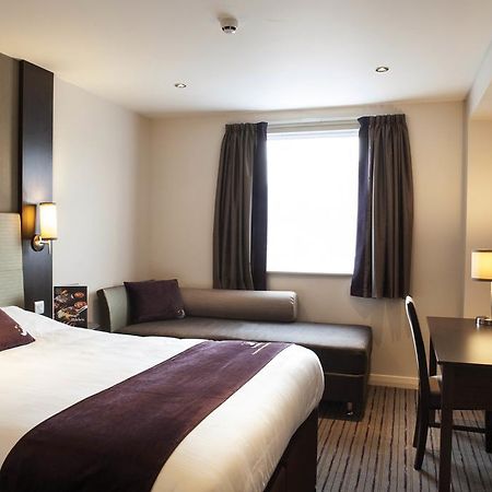 Premier Inn Chichester Exterior foto
