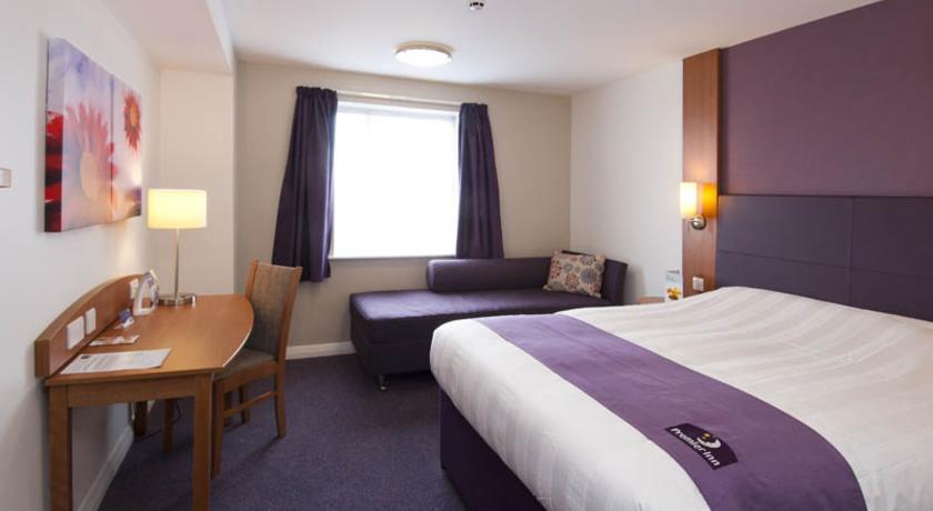 Premier Inn Chichester Exterior foto
