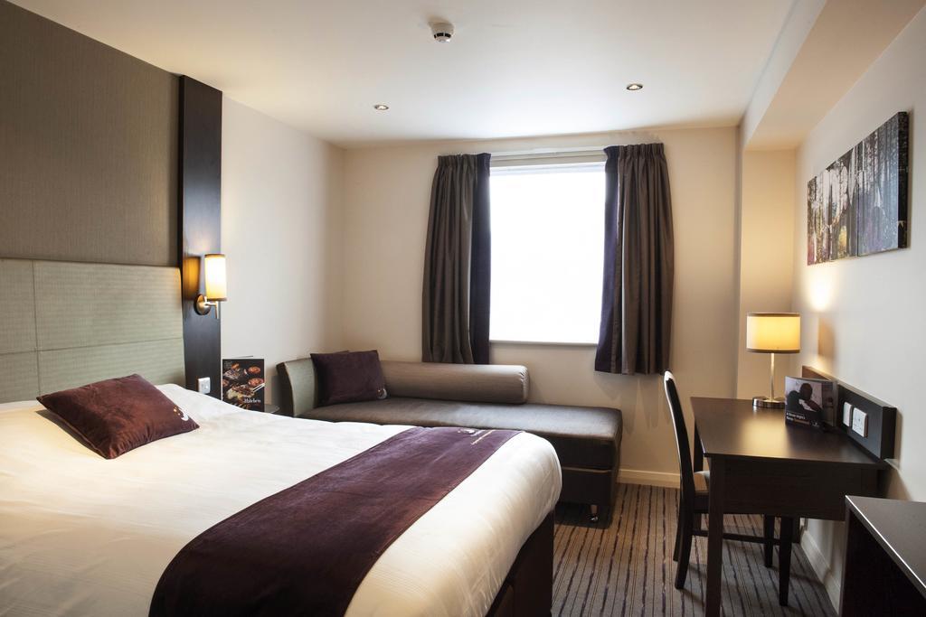 Premier Inn Chichester Exterior foto