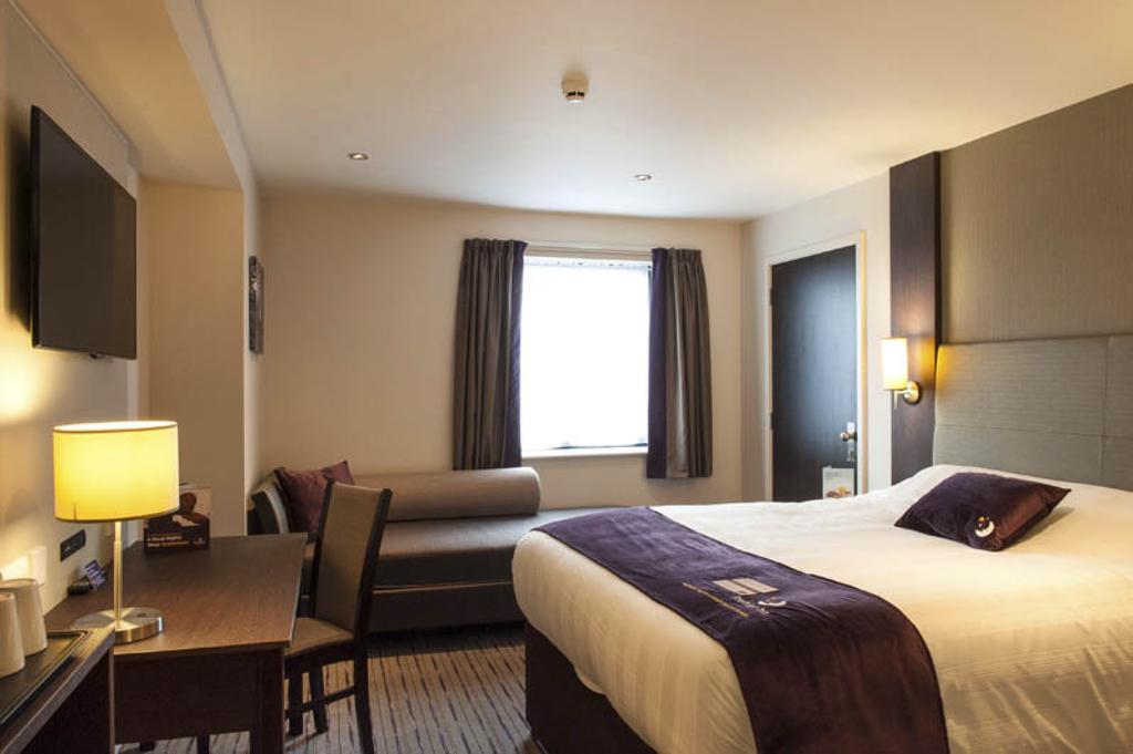 Premier Inn Chichester Exterior foto
