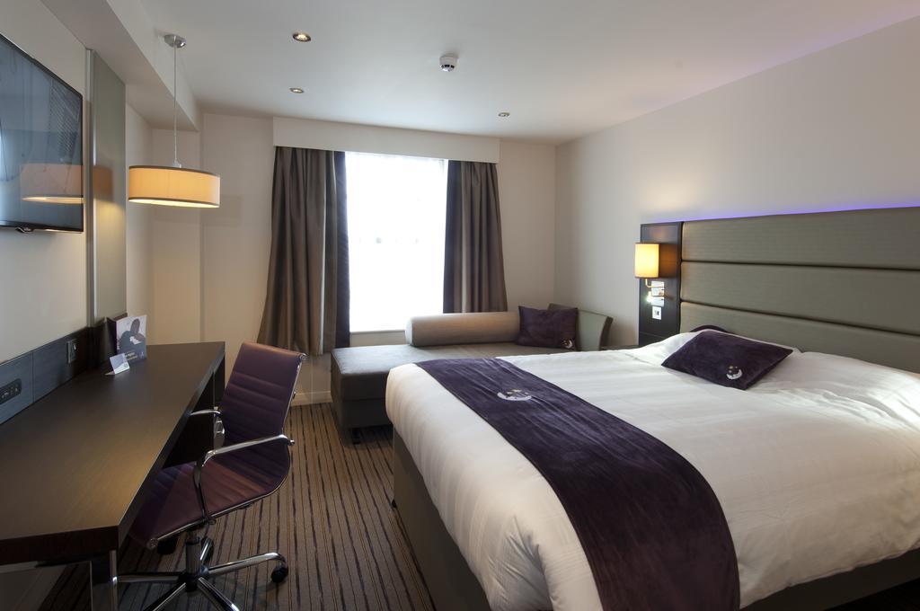 Premier Inn Chichester Exterior foto