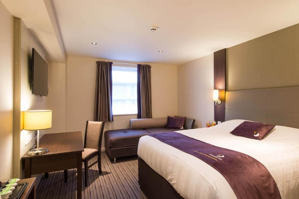 Premier Inn Chichester Exterior foto