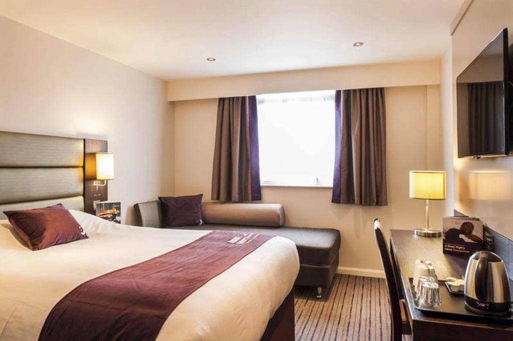 Premier Inn Chichester Exterior foto