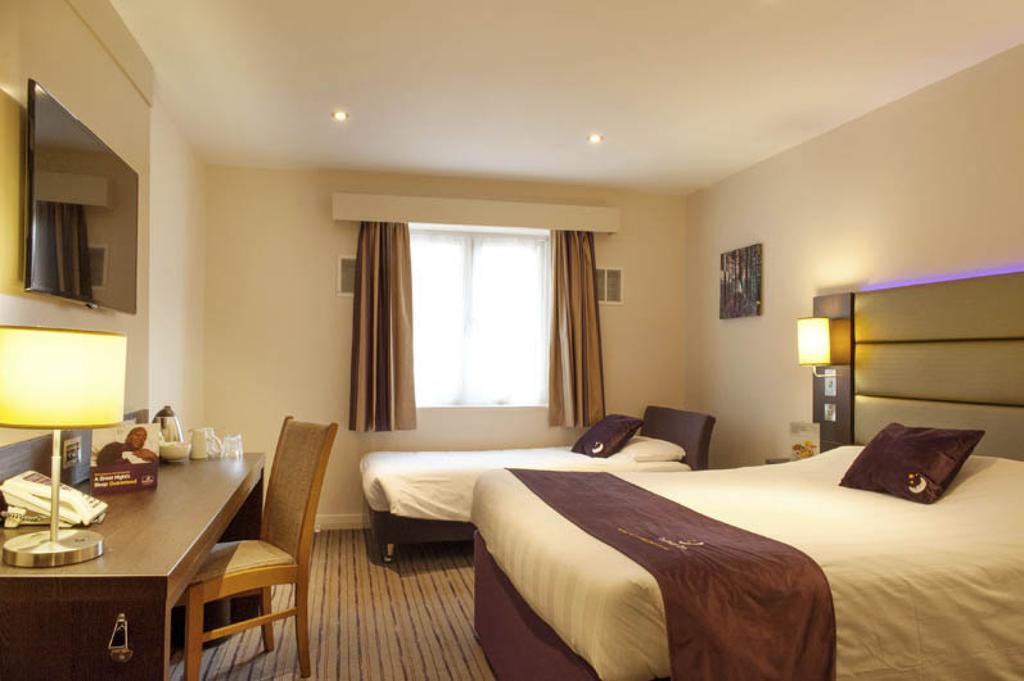 Premier Inn Chichester Exterior foto