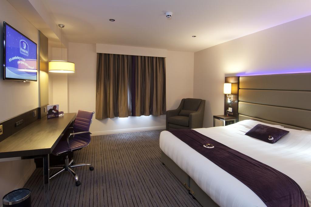 Premier Inn Chichester Exterior foto