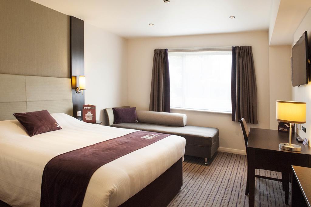 Premier Inn Chichester Exterior foto