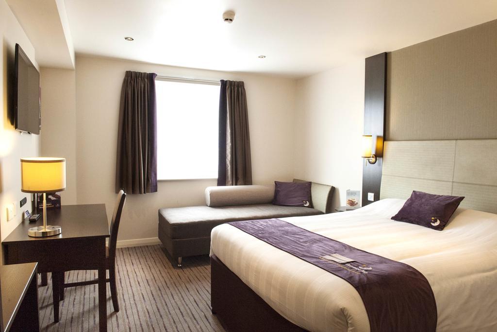 Premier Inn Chichester Exterior foto