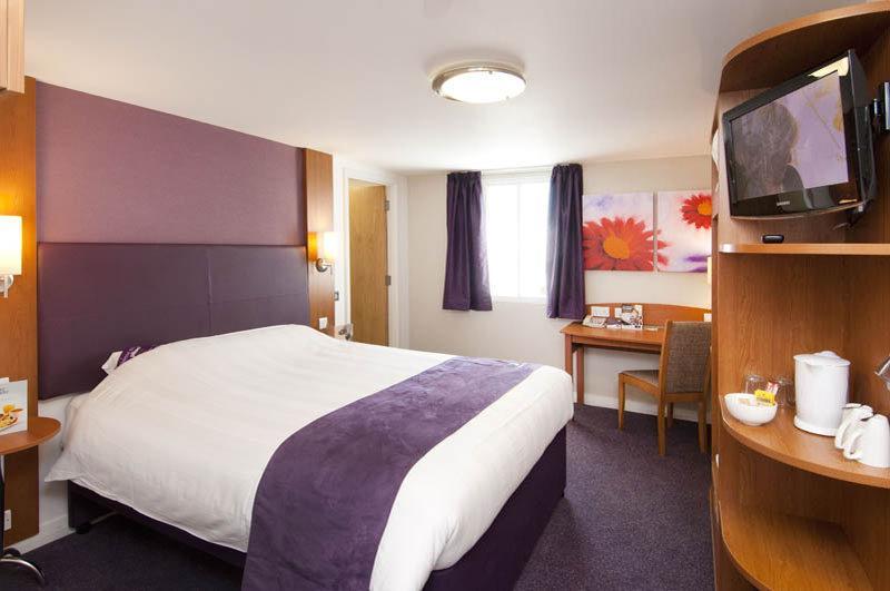 Premier Inn Chichester Exterior foto