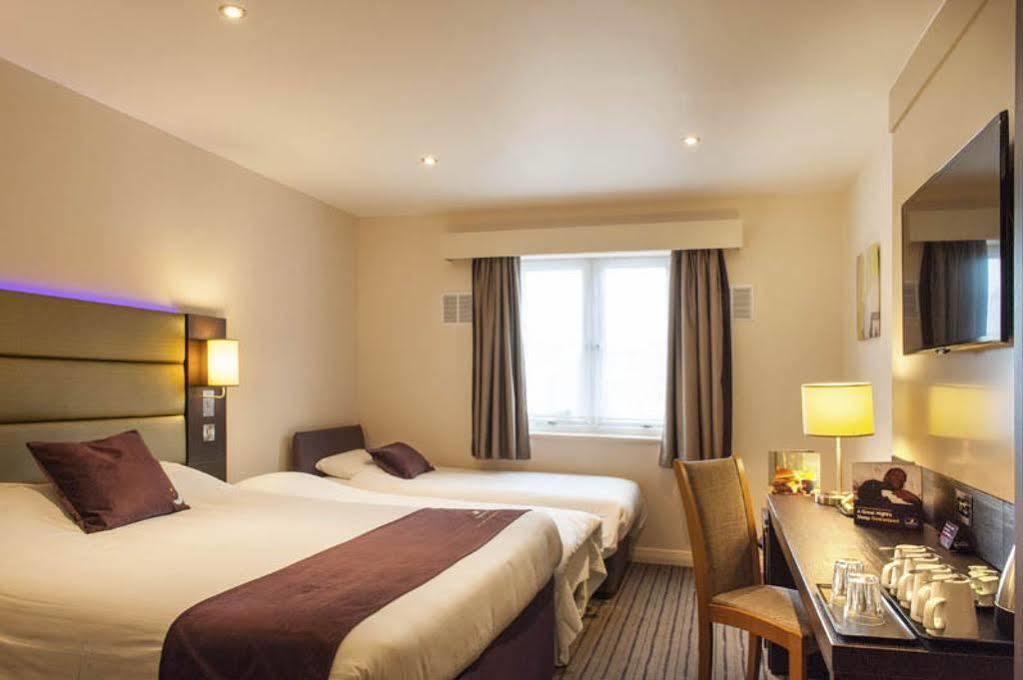 Premier Inn Chichester Exterior foto