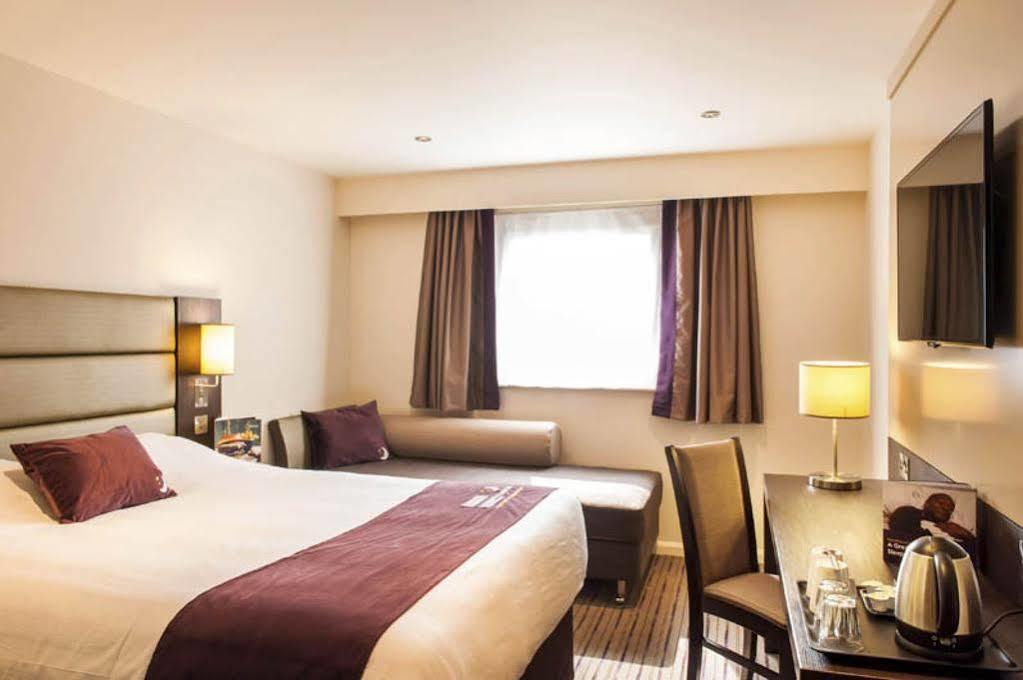 Premier Inn Chichester Exterior foto